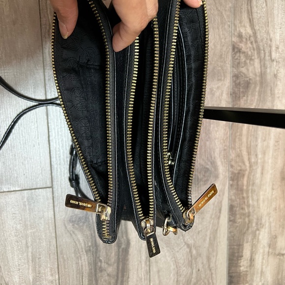 Michael Kors Bedford Triple Gusset Sling Crossbody bag in color Black - Picture 3 of 7